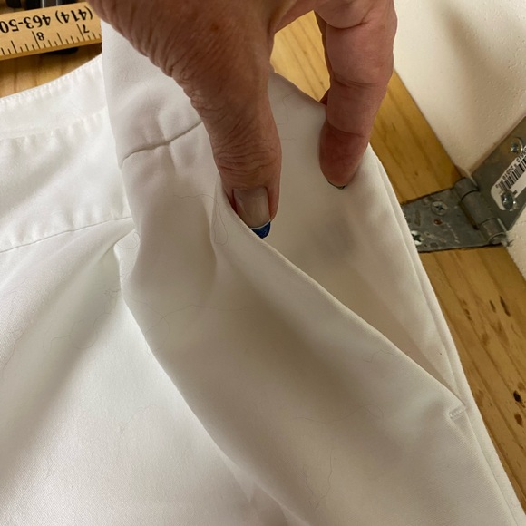 White Capris with stretch. Side pockets, side slits at bottom, 3/4 Pants - Picture 11 of 13